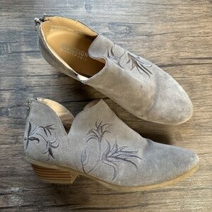 **KENNETH COLE REACTION* Gray Embroidered Shoes Size 7